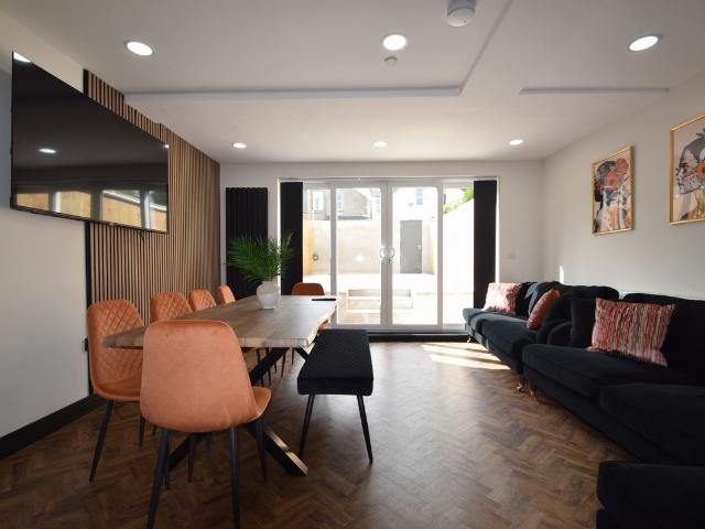 Room for rent in Falcon Lodge, Wales