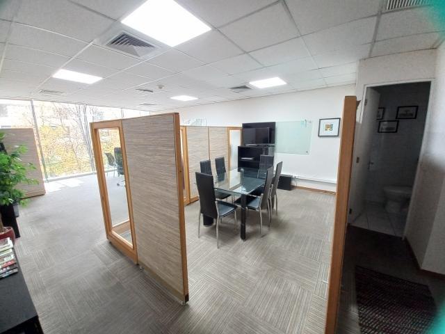 Lo Barnechea, Excelente oficina frente a Protal La Dehesa/Los Cactus