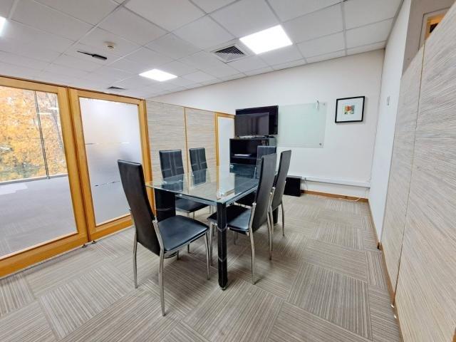 Lo Barnechea, Excelente oficina frente a Protal La Dehesa/Los Cactus