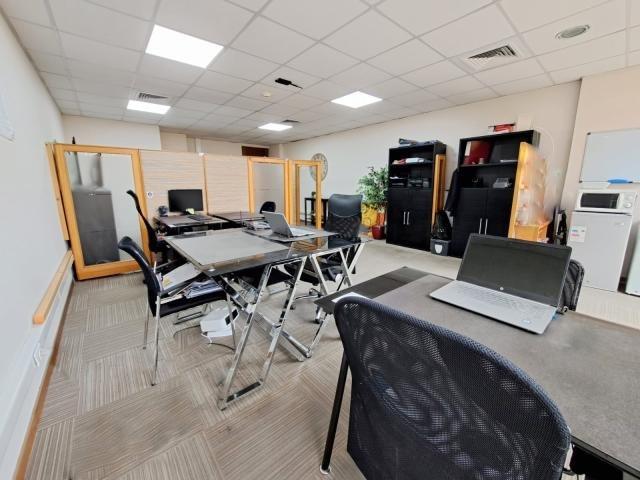 Lo Barnechea, Excelente oficina frente a Protal La Dehesa/Los Cactus