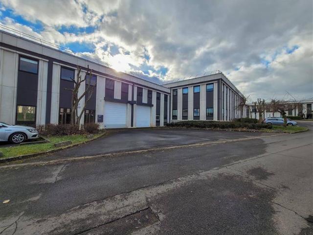 Local Commercial location à Cergy, Le Village