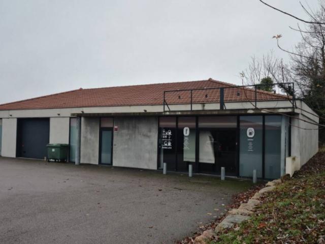 Local Commercial location à Villerest, Champlong