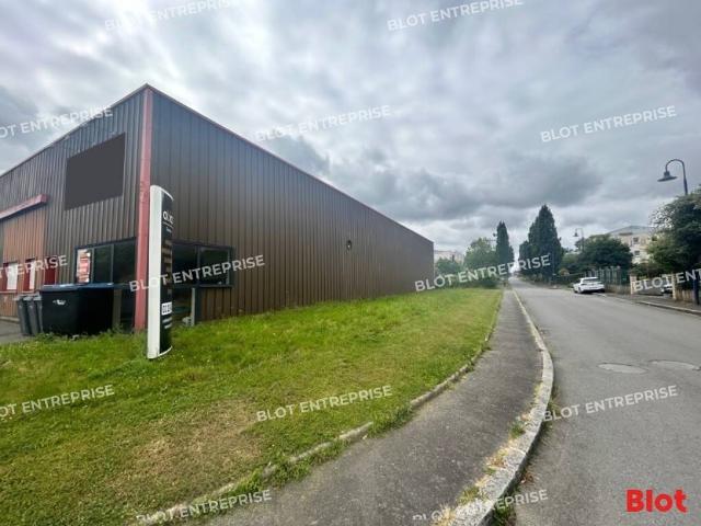 Local Commercial location à Pacé, Village des Sablonnes