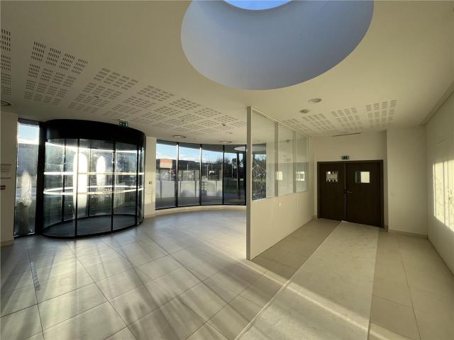 Local Commercial location à Versailles, Montigny-le-bretonneux