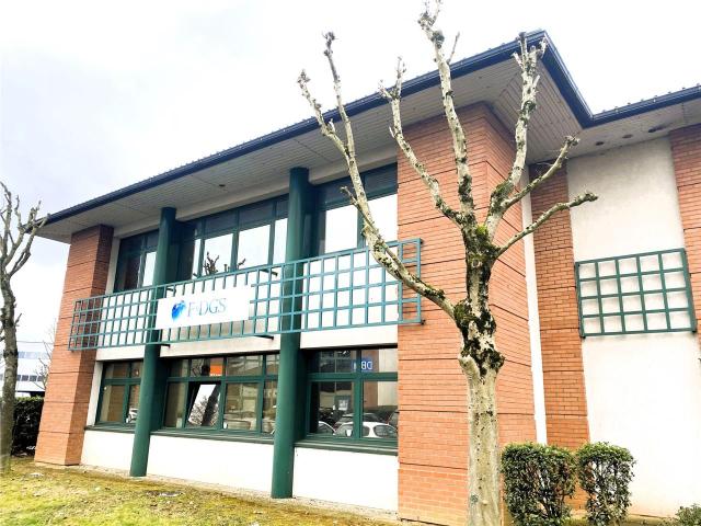 Local Commercial location à Évry, Petit-bourg