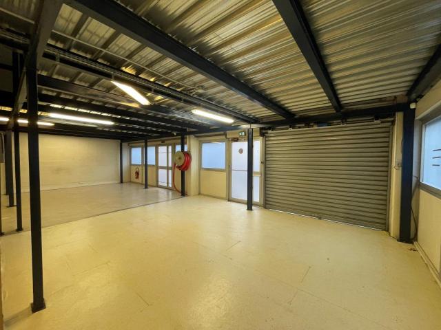 Local Commercial location à Versailles, Montigny-le-bretonneux