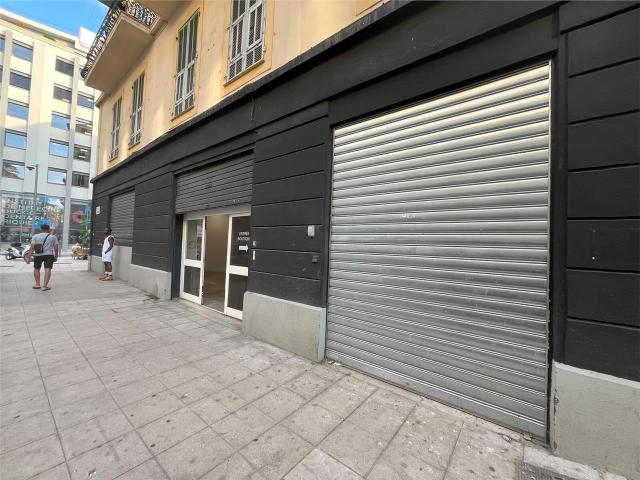 Local Commercial location à Le Port, Nice
