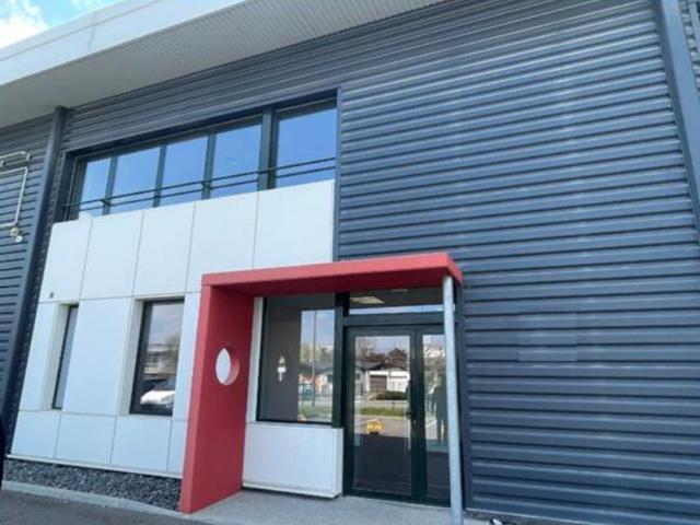 Local Commercial location à Saint-Quentin-Fallavier, Isère