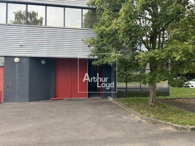 Local Commercial location à Évry, Tigery
