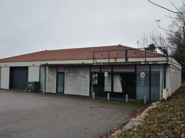 Local Commercial location à Villerest