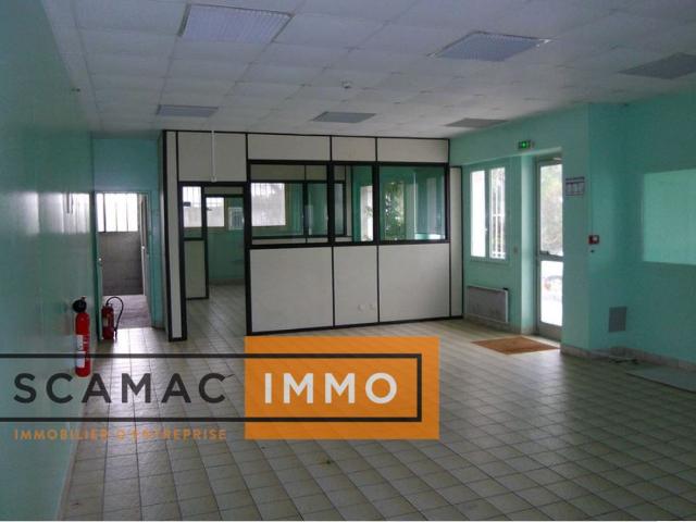 Local Commercial vente à Melun, Vaux-le-pénil