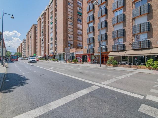 Local Comercial en venta en Cervantes, Granada