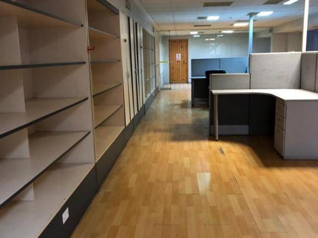 LOCAL PARA INDUSTRIA ALMACEN Y OFICINAS