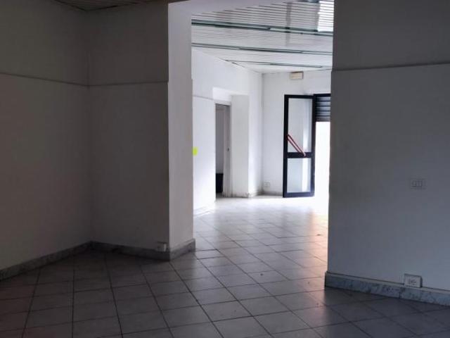 Locale Commerciale in affitto a Candia, Carrara