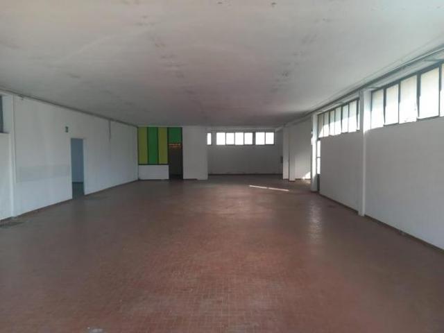 Locale Commerciale in affitto a Cascina, Toscana