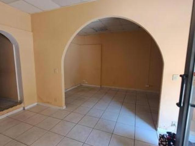 Locale Commerciale in affitto a Livorno