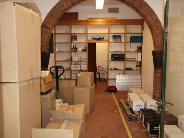 Locale Commerciale in affitto a Pontedera, Toscana