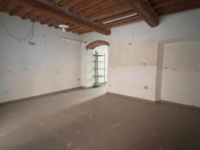 Locale Commerciale in affitto a Pontedera, Toscana