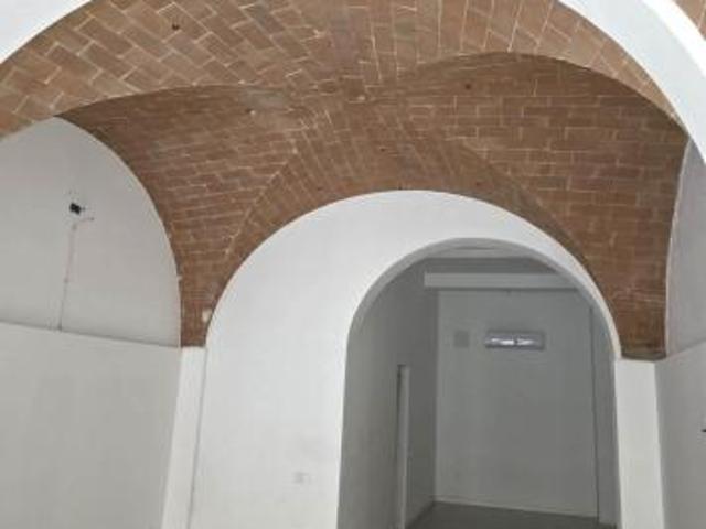 Locale Commerciale in affitto a Pontedera, Toscana