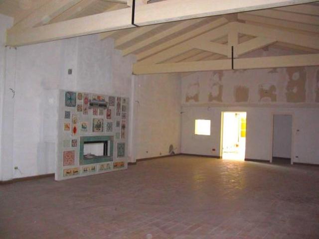Locale Commerciale in affitto a Santa Maria A Monte, Toscana