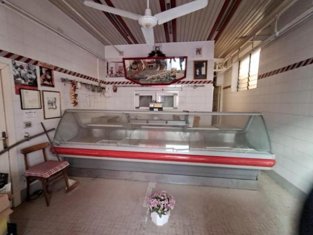 Locale Commerciale in vendita a San Pietro Belvedere, Toscana