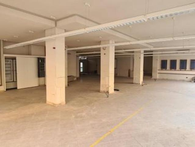 Locale Commerciale in vendita a Fabbrica, Carrara