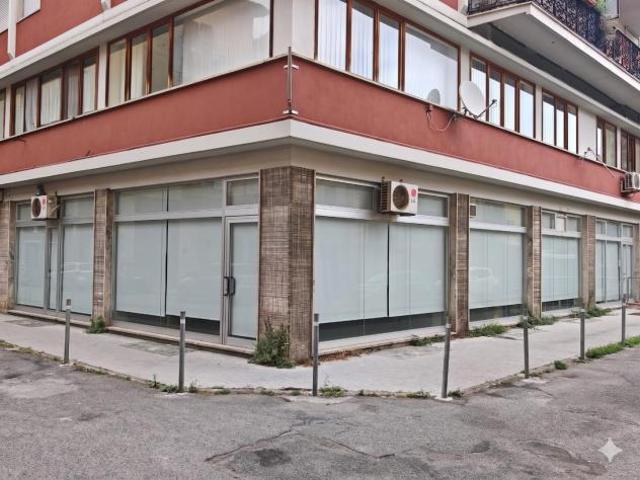 Locale Commerciale in vendita a Fabbrica, Carrara