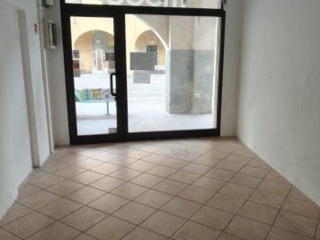 Locale Commerciale in vendita a Cascina, Toscana