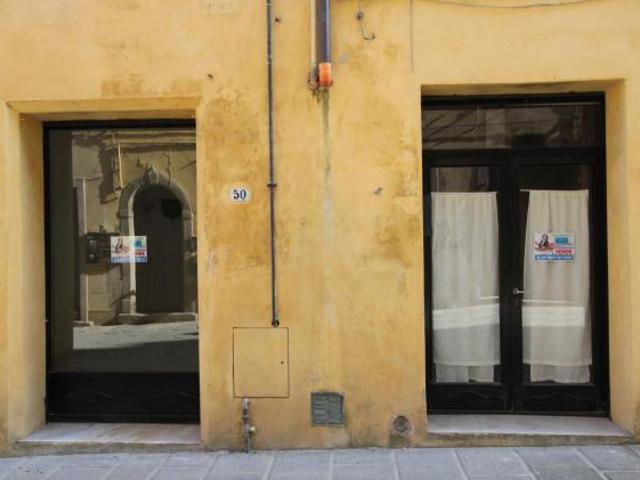 Locale Commerciale in vendita a Colle Di Val D'elsa, Toscana