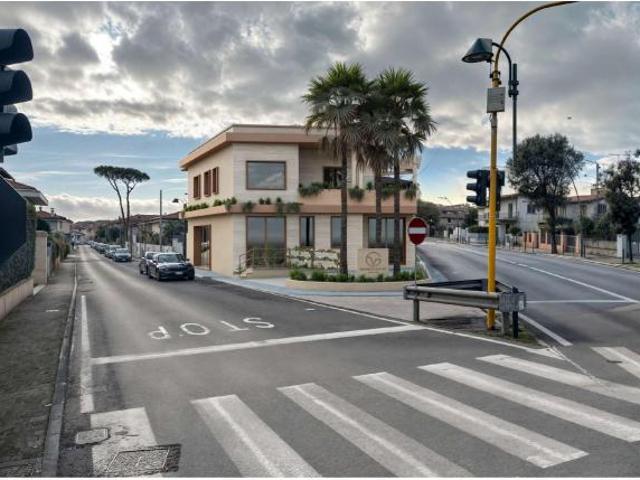 Locale Commerciale in vendita a Forte Dei Marmi, Toscana