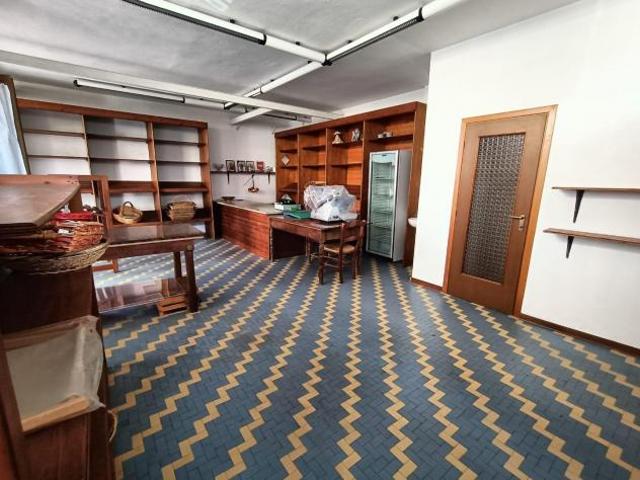 Locale Commerciale in vendita a Candia, Carrara