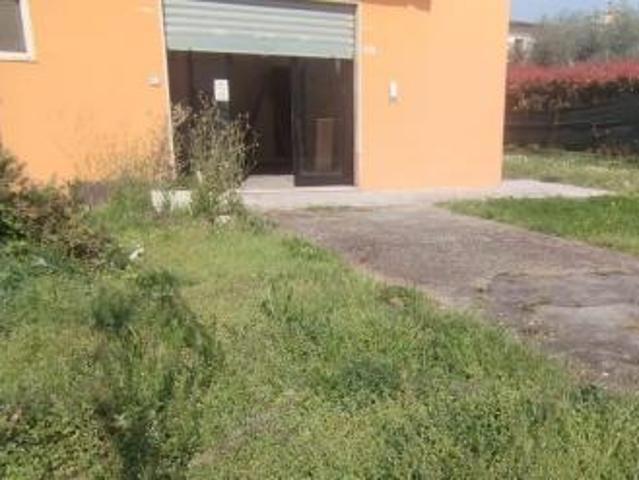 Locale Commerciale in vendita a Poggi, Marina Di Massa