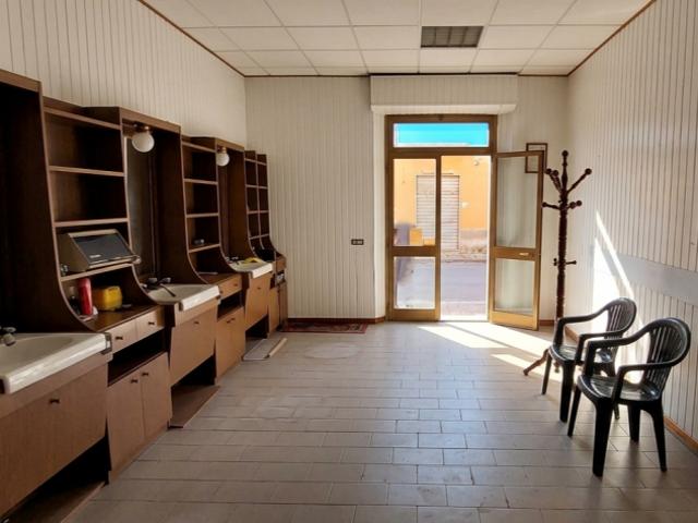 Locale Commerciale in vendita a Casciana Terme Lari, Toscana