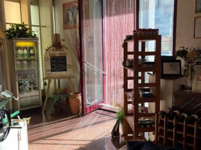 Locale Commerciale in vendita a Signa, Toscana