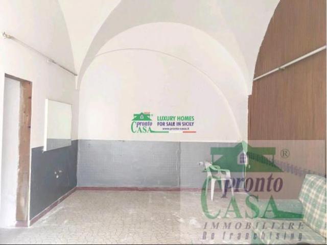 Locale Commerciale in vendita a Comiso, Sicilia