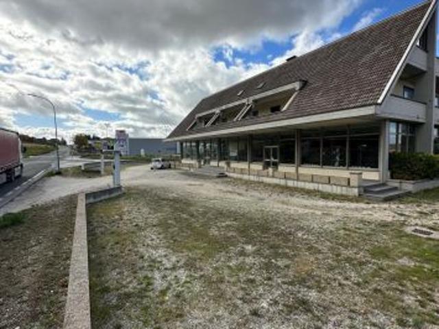 Locale Commerciale in affitto a Gualdo Tadino, Perugia