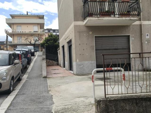 Locale Commerciale in vendita a Isernia, Molise