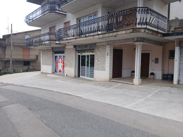 Locale Commerciale in affitto a Lenola, Lazio