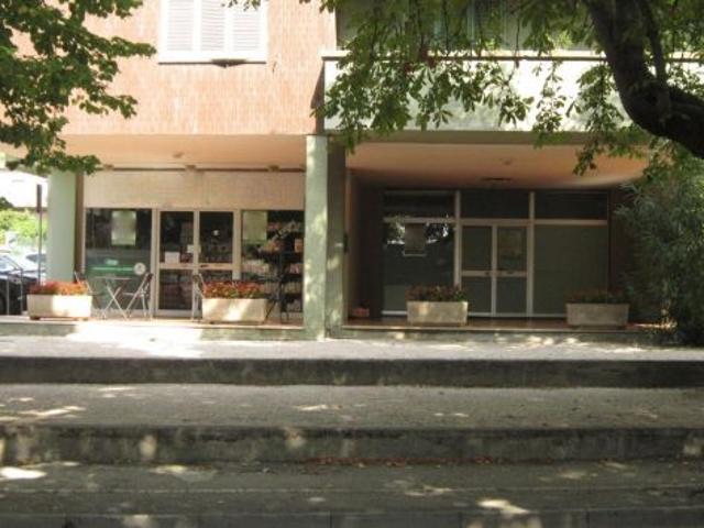 Locale Commerciale in affitto a Foligno, Perugia