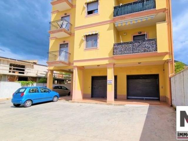 Locale Commerciale in affitto a Mondragone, Campania