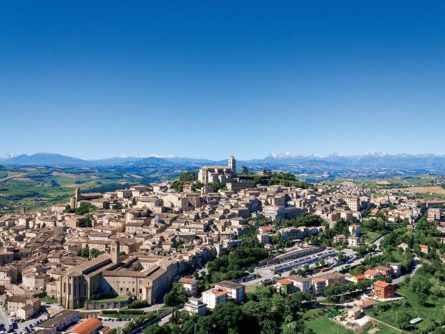 Locale Commerciale in affitto a Marche, Fermo
