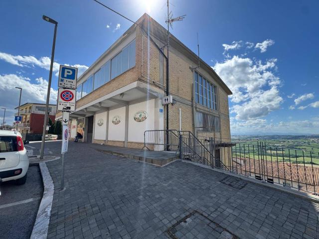Locale Commerciale in vendita a Marche, Fermo