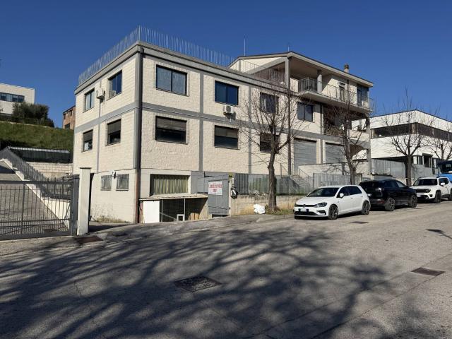 Locale Commerciale in vendita a Marche, Fermo