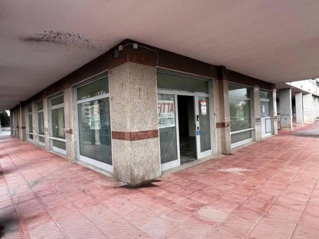 Locale Commerciale in affitto a Olevano Sul Tusciano, Campania