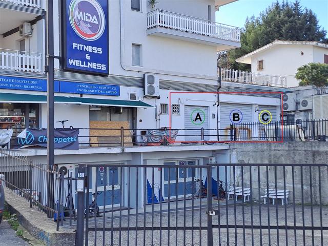 Locale Commerciale in affitto a Calabria, Cosenza