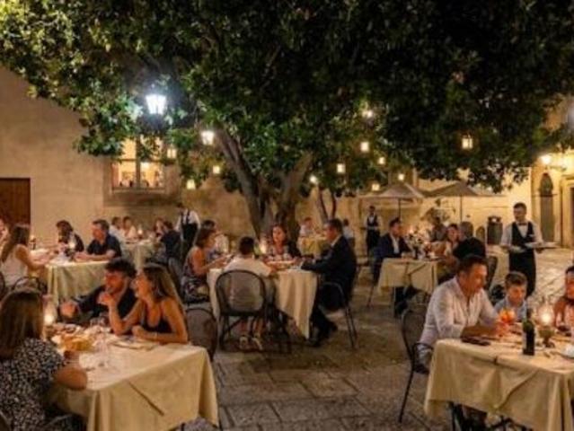 Locale Commerciale in vendita a Puglia, Lecce