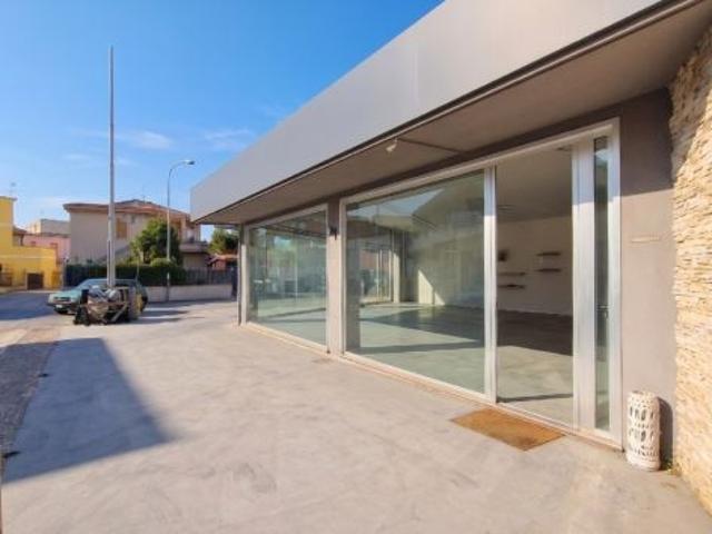 Locale Commerciale in affitto a Mondragone, Campania