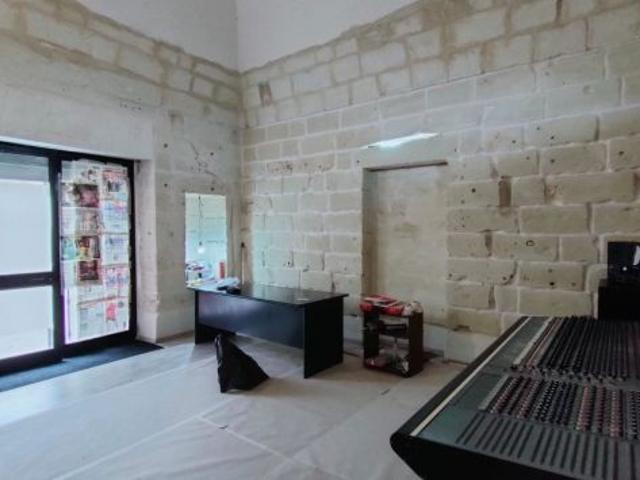 Locale Commerciale in vendita a Puglia, Lecce