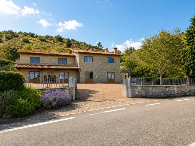 Locale Commerciale in vendita a Chiusi Della Verna, Toscana