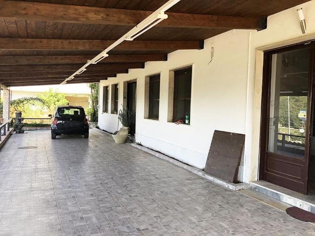 Locale Commerciale in vendita a Liberi, Campania